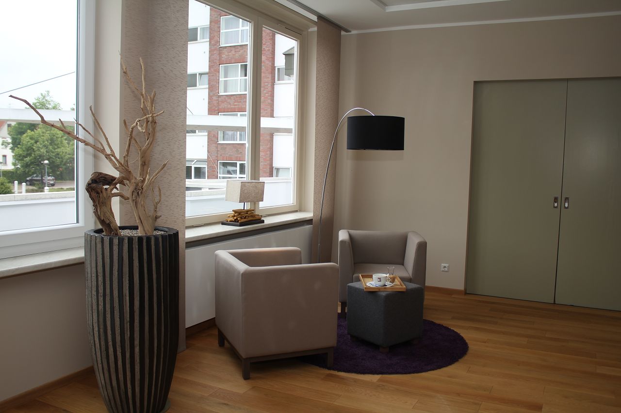 Modernes Kaminzimmer mit vielen „Ansprüchen“ – Neumann Raum Design