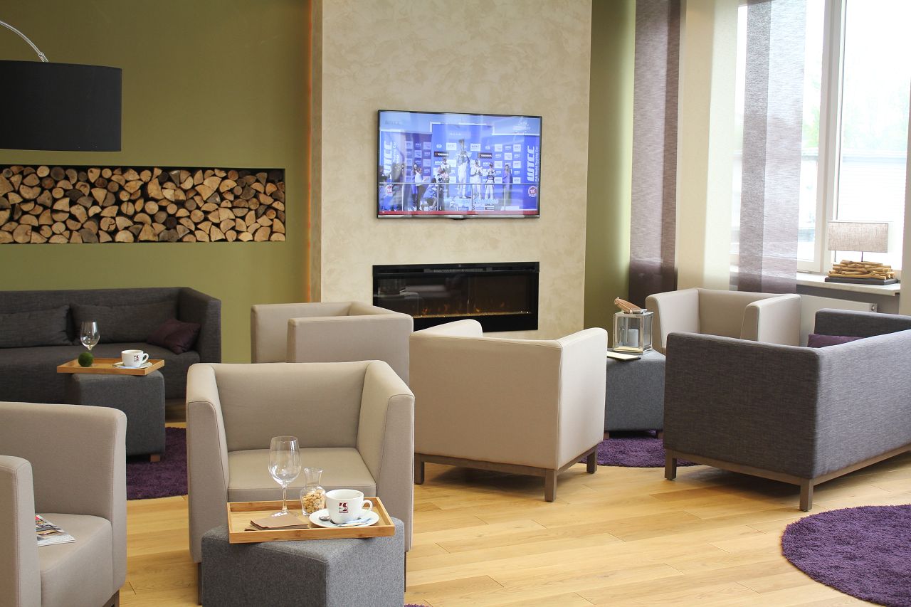 Modernes Kaminzimmer mit vielen „Ansprüchen“ – Neumann Raum Design